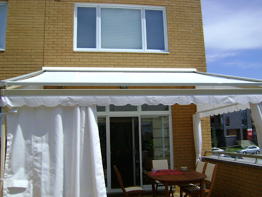 une toile rétractable pour pergola sur mesure Bellon Prestige.