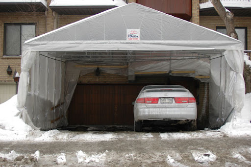 Un abri d'auto avec une voiture protégée sur la rive Sud de Montréal