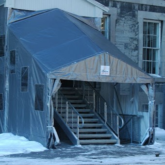 Un abri portique d'hiver protégeant l'entrée d'une maison.