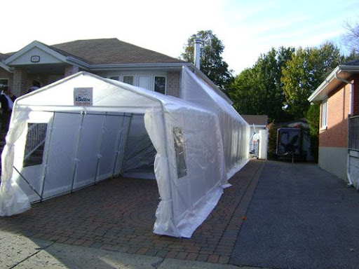 A car shelter in front of a house located in the South shore of the city of Montreal
